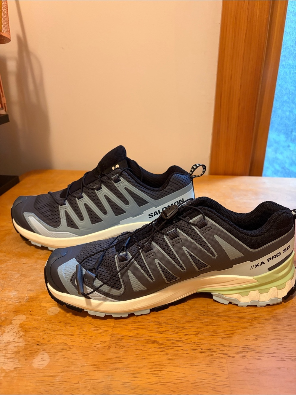 Salomon Woman’s XA Pro 3D V9 Trail Shoes in Black & Light blue